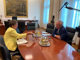 Maher and bruni argued in favor of more government investment, with bruni pointing out that reparations doesn't necessarily poll well. Bayerisches Innenministerium Pa Twitter Blick Hinter Die Kulissen Fur Die Br Reihe Lebenslinien Traf Kommunalminister Joachim Herrmann Heute Die Ehemalige Landratin Von Rottal Inn Bruni Mayer Gemeinsam Liessen Sie Ihre Erinnerungen Wieder