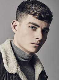 American Crew Influence années 90 hautement assumée pour un look qui  détonne.