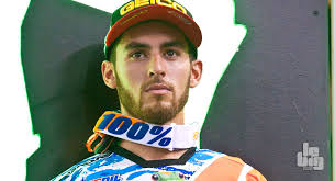 Justin Bogle en béquilles