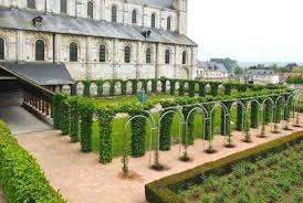 Les Jardins A La Francaise De L Abbaye Jardin Francais Jardins Saint Georges