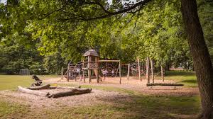 Spielplatz im garten ist in hohen qualität angeboten werden, stabil, zertifikaten und erfüllt alle europäischen normen für spielplätze. Spielplatz Thaers Garten