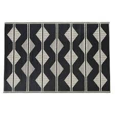 Le tapis extérieur s'invite sur votre terrasse. Tapis D Exterieur Reversible En Polypropylene Ecru Et Noir Motifs Triangles 180x270 Adem Maisons Du Monde