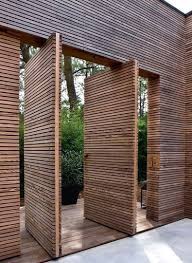 privacy fence ideas of course there are other advantages to having a living fence it provides a niche for mor maison contemporaine modele architecture maison