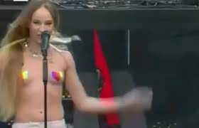 Start date 30 maggio, 2019 11:10. Concerto Primo Maggio La Cantante In Topless Sul Palco Libera L Amore