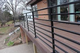 Wood railing designs for decks can use a continuous 2×6 to cap the posts. Horizontal Deck Railing Houzz