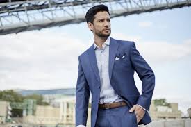 Comment choisir son costume sur mesure ? Porter Le Costume En Ete Choisir Un Modele En Tissu Leger Et Respirant