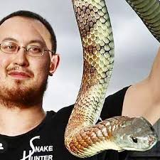 SNAKES ON STAIRS IN MAIN RD SHOPS...