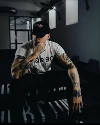 Karol g son yıllarda seslendirdiği şarkıla ile avrupa'da adından söz ettiren başarılı genç sanatçılardandır. 41 Hiphop Ideen In 2021 Kontra K Kollegah Rapper