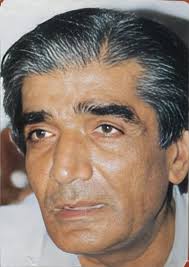 نہ آیا ہوں نہ میں لایا گیا ہوں میں حرفِ کن ہوں فرمایا گیا ہوں میری اپنی  نہیں ہے کوئی صورت ہر اک صورت سے بہلایا گیا ہوں بہت بدلے میرے انداز