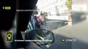 Не стали ждать помощи в уфе пассажирки вытолкали застрявший на дороге  автобус