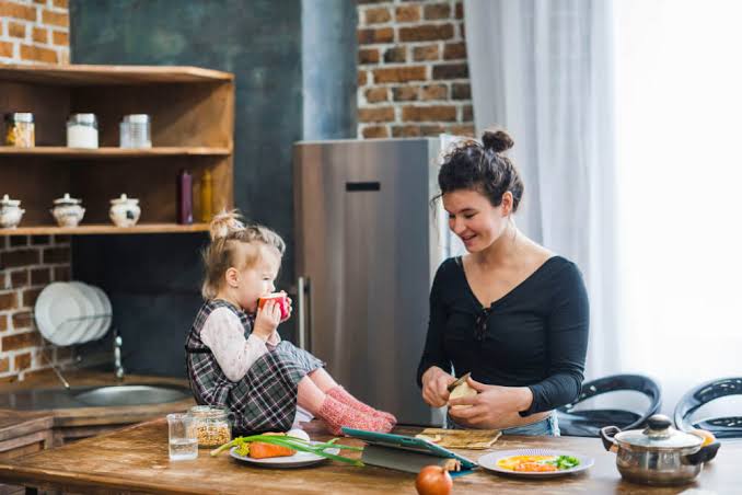 Top 10 Time-Saving Kitchen Hacks for Working Moms