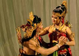 Tarian berpasangan biasanya dimainkan untuk saling melengkapi, mengisi, dan saling berinteraksi. Seni Tari Menurut Definisi Dan Jenisnya Tegaraya Com