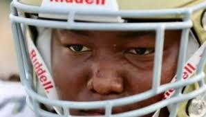 High school football player rushes to save mom in car accident, has leg  amputated