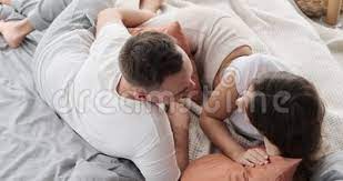 Paar im bett beim liebesspiel. Liebespaar Im Bett Stock Footage Video Von Ausdruck 166026646