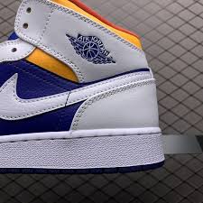 En 1988, le logo jumpman apparaît et la marque jordan voit le jour en 1997. Air Jordan 1 Mid Royal Blue Laser Orange Foot Dealer Air Jordan 1