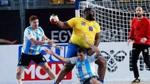 سقط كريستيان إريكسين لاعب منتخب الدنمارك لكرة القدم خلال مباراة فريقه أمام نظيره فنلندا في اللقاء الذي يجمع الفريقين ضمن منافسات المجموعة الثانية من بطولة كأس الأمم الأوروبية يورو 2020 التي تضم معهما منتخبي بلجيكا وروسي. Ø¨Ø³Ø¨Ø¨ ÙˆØ²Ù†Ù‡ Ø§Ù„Ø²Ø§Ø¦Ø¯ Ù„Ø§Ø¹Ø¨ ÙŠØ³Ø±Ù‚ Ø§Ù„Ø£Ø¶ÙˆØ§Ø¡ ÙÙŠ ÙƒØ£Ø³ Ø§Ù„Ø¹Ø§Ù„Ù… Ù„ÙƒØ±Ø© Ø§Ù„ÙŠØ¯ Ø¨Ù…ØµØ±