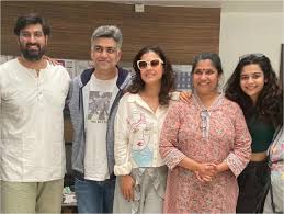 This is your warning im watching tribhanga and ive liveblogging it. And It S A Wrap For Renuka Shahane S Netflix Film Tribhanga Starring Kajol And Mithila Palkar