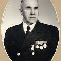 Cmdr. Robert Hall Jr., commanding officer of guided-missile destroyer USS  Porter (DDG 78), presents a command coin to the Mayor of Mombassa, Kenya,  Hamisi Mwindani.