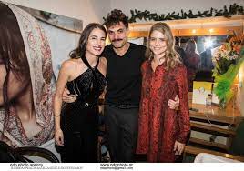 Maybe you would like to learn more about one of these? Bradinh E3odos Gia Th Drosw Apo Tis Agries Melisses Me Ton H8opoio Syntrofo Ths Eikones Zwh Iefimerida Gr