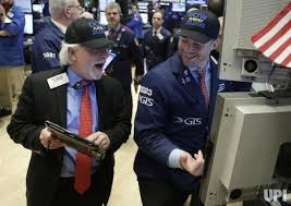 Traders Wearing Dow Almost 20 000 Hats Work On The Floor Of The Nyse At The Closing Bell On At Th Dow Jones Industrial Average Celebrity Photos New York Street