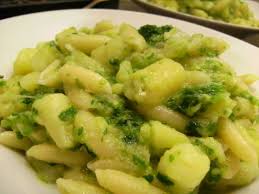 Inoltre quest'ortaggio contiene davvero pochissime calorie, ma ha una grande capacità, quella di regalare una sensazione di sazietà, oltre a ciò. Pasta Con Verza E Patate Veganblog Ricette E Prodotti Dal Mondo Vegan