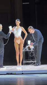 ショーで裸のモデルさんが現れたと思ったら、体にスプレーを吹き掛け始めた→10分後なんとドレスが完成「未来の服だ」 - Togetter