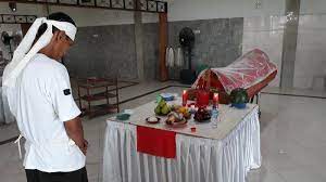 Angka 4 membawa kepada sial dan negatif kerana bunyi angka 4, si sama seperti mati. Melihat Prosesi Pemakaman Jenazah Masyarakat Tionghoa Bangka Pos