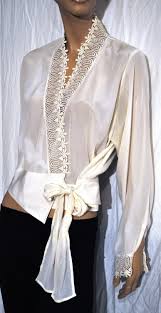 In raso di seta rosa, la camicia di etro vi porta verso l'oriente con il design a listino del colletto e la foggia svasata dei polsini. Brilliant Eighties Woman Shirt Silk Blended Laces Camicia Etsy Camicette Di Seta Camicia Camicie Di Seta
