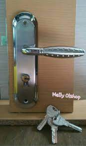Kunci kenop mungkin merupakan jenis kunci yang paling umum yang kita lihat di rumah, terutama di pintu bagian dalam seperti kamar mandi dan kamar tidur. Jual Kunci Pintu Rumah Ukuran Sedang Kunci Pintu Kamar Kunci Pintu Medium Kota Tangerang Sinta Sung Olshop Tokopedia