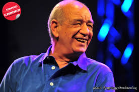 Ο δημήτρης μητροπάνος γεννήθηκε στις 2 απριλίου του 1948 στην αγία μονή, μία συνοικία έξω από τα τρίκαλα. Afierwma Dhmhtrhs Mhtropanos Enas Apo Toys Teleytaioys Megaloys Ermhneytes Musiccorner Gr