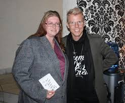 He is an actor, known for elsas värld (2011), mitt liv är ett skämt (2012) and fångarna på fortet (1990). Pqu3s Yph Fg5m