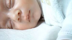 Je nach alter gibt es empfehlungen, wie viele stunden unsere kinder pro tag schlafen sollten. Ins Bett Gehen Diese Tabelle Verrat Die Schlafenszeit Fur Euer Kind Brigitte De