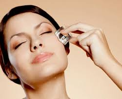 Es batu memang dipercaya bisa menghilangkan minyak. Cara Menghilangkan Bopeng Jerawat Dengan Es Batu