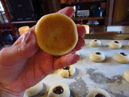 There's really only one difference in these irish shortbread cookies and most other shortbread recipes. Irish Cream Butter Cookies With Chocolate Covered Espresso Beans