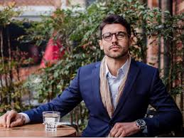 These scarfs are available in 14 different shades and styles. Etimessuavemen Five Ways Men Can Experiment With Scarves Times Of India