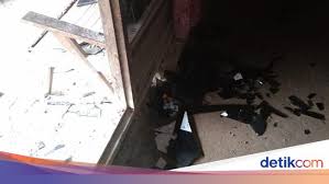 Tangan berdarah kena pecahan kaca. Mahasiswa Tewas Dengan Tangan Berlumuran Darah Akibat Ulahnya Pukul Kaca