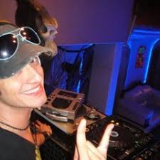 Stream Maury Gil music