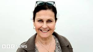 Alison Moyet: Singer graduates with degree in fine art printmaking aged 62 