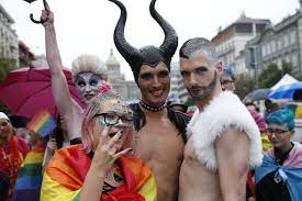 The 2020 uefa european football championship, commonly referred to as uefa euro 2020 or simply euro 2020, was the 16th uefa european championship, the quadrennial international men's football championship of europe organised by the union of european football associations (uefa). Prahou Prosly Tisice Ucastniku Pochodu Prague Pride Extremisty Policie Oddelila Novinky Cz