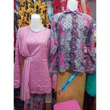 Jun 29, 2021 · 8. Kebaya Tile With Selendang Free Obin Lepasan Kebaya Brukat Kebaya Modern Couple Terbaru Juli 2021 Harga Murah Kualitas Terjamin Blibli