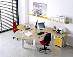 Meski menempati ruang yang kecil, pastikan anda tetap merasa nyaman ketika bekerja. Design Ruang Kantor Minimalis