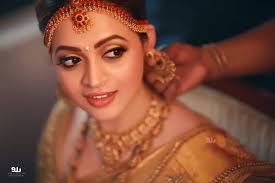The Celebrity Wedding Of Actress Bhavana With Producer Naveen Bhavana Actress Celebrity Weddings Actress Wedding