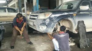 Seperti contoh pada video berikut, langsiran serangkaian kereta yang akan masuk balai yasa untuk melakukan perbaikan dan langsiran kereta saat keluar balai yasa atau baru saja selesai melakukan perbaikan. Bengkel Kereta Motor Rosnizam Taib Home Facebook