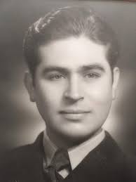 Mi abuelo paterno, Alfredo Rosas Mondragón nació un 16 de agosto por ahí de  1907 o 1908 y murió en 1989. Me tocó asistirlo en su muerte junto a mi  papá. Feliz