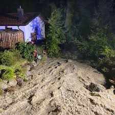 Der weg bis zur höllentalklamm ist leicht, in der klamm und beim aufstieg zur rinderscharte ist etwas trittsicherheit und schwindelfreiheit erforderlich. Unwetter In Grainau K Fall Ausgerufen Gaste Mit Hubschrauber Evakuiert Grainau