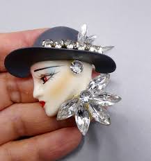 Plastica dipinta a mano vintage resina e strass lady w hat pin spilla