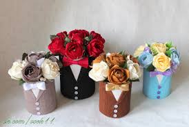 подарок маме на день рождения своими руками легко и быстро Bukety Iz Konfet Iskusstvo Svit Dizajna Bumazhnyj Cvetok Samodelnye Podarki Bumazhnye Rozy