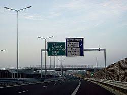 Autostrada a1 incepe in bucuresti si asigura iesirea spre granita cu ungaria la nadlac, trecand prin pitesti, sibiu, deva, timisoara si arad. A1 Motorway Romania Wikipedia