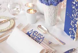 Segnaposto mini candela tiny per il tuo splendido matrimonio, un segnaposto romantico e profumato che puoi personalizzare a tuo piacere. Idee Con Candele Segnaposto E Tovagliolo Con Il Nome Degli Invitati Con Lettere Di Colore Blu Segnaposto Matrimonio Segnaposto Matrimonio