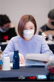 Persahabatan mereka terjalin kuat selama 20 tahun terakhir. Photos New Script Reading Stills Added For The Upcoming Korean Drama Hospital Playlist Season 2 Hancinema